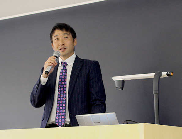 講座に先立ち挨拶する東京都産業廃棄物協会　青年部部長の石田太平氏