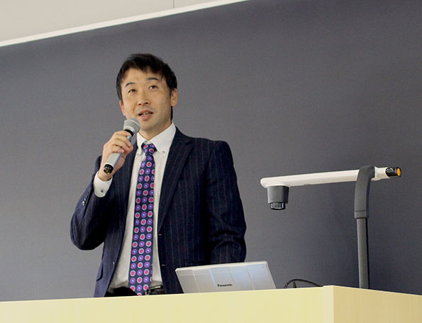 講座に先立ち挨拶する東京都産業廃棄物協会 青年部部長の石田太平氏