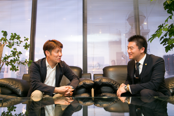 株式会社エーエルイー 代表取締役社長 川瀬友和氏(左)
リープトンエナジー株式会社 代表取締役社長 周鳴飛氏(右)