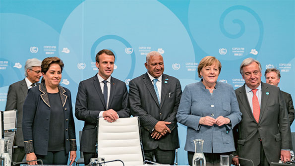 ドイツのボンで開催。中央右はメルケル首相　