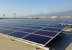 建物屋上に設置した太陽電池モジュール