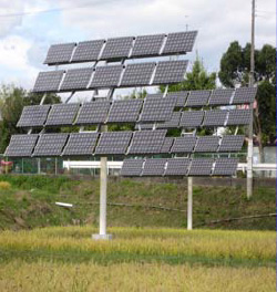 フジプレアムが独自開発した追尾型太陽光発電システム