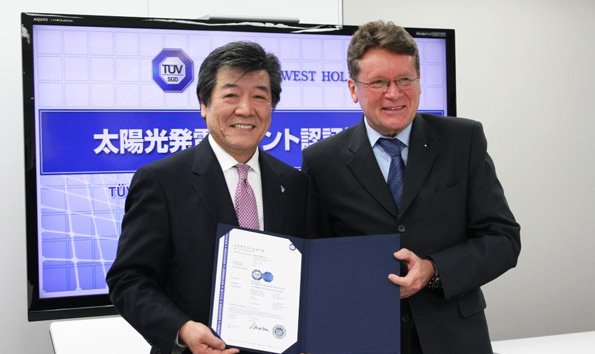 授与式にて(右:テュフズード本社役員 デュルク・アイラーズ氏 左:株式会社ウエストホールディングス 代表取締役会長 吉川 隆氏)