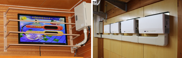 (左)大型発電モニター (右)自立運転用のコンセントを搭載