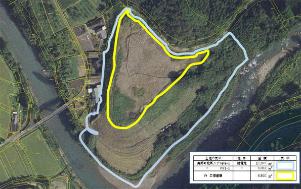  事業用地（水色線）の地図。黄色い線が平場部分だ 