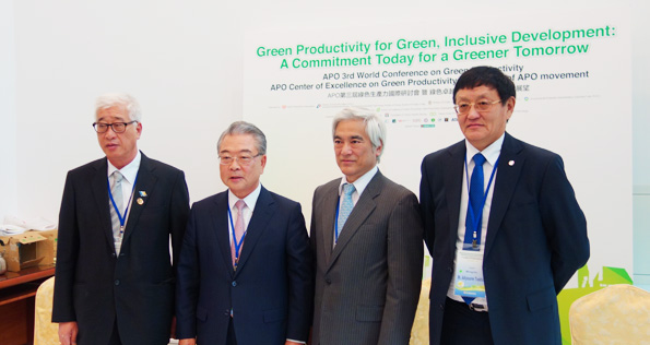 右からモンゴル・エコアジア環境大学総長で同国環境大臣のアドバイザーであるAdiyasuren Tsokhio博士、APO事務局長の天野万利氏、金峰電子会長および中華民国生産性本部議長の許勝雄氏、マレーシア・ペナン州の健康福祉環境局主席のPhee Boon Poh氏