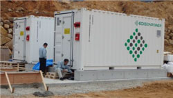 御船徳之島太陽光発電所に設置作業中のリチウムイオン電池、平成27年2月撮影
