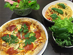 植物工場野菜をふんだんに使ったピッツァやサラダ