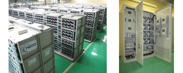 (左下)鉛蓄電池、(右下)リチウムイオンキャパシタ (扉開放)
