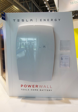 米・テスラ社の蓄電池。ブース出展していないにも関わらず話題を集めていた(Solar-Fabrik AG)