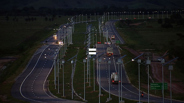 送電網が無い地域でも、高速道路を照らすことができた