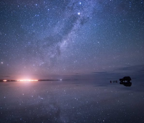 星空が反射するウユニ塩湖の雨季