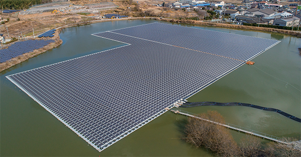 岡山県笠岡市にある水上太陽光発電施設