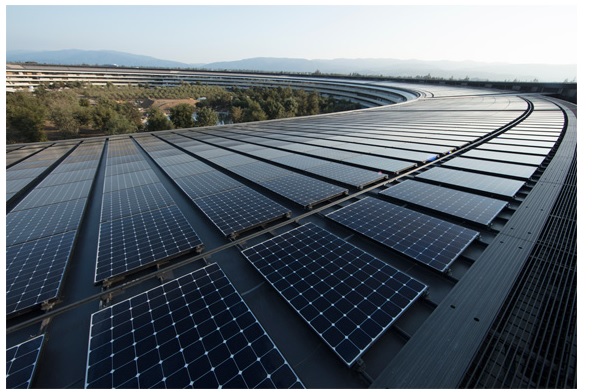 クパティーノにあるアップルの新本社は100％再生可能エネルギーで電力を賄っているが、その一部は17MWのオンサイト屋上太陽光発電パネル設備からのものだ。