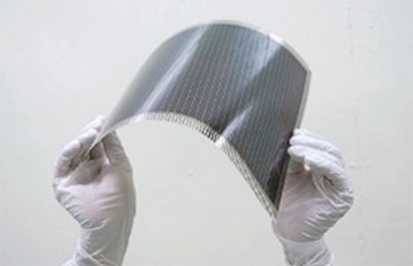 面積世界最大のフィルム型ペロブスカイト太陽電池モジュール（24.15cm×29.10cm、面積703cm2）（提供／NEDO）