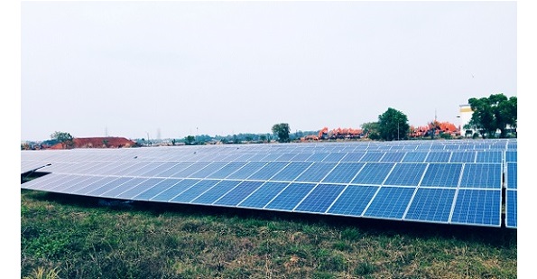 タタ日立社カラグプール工場敷地内に設置された太陽光発電パネル
