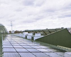 獨協大学ではCO2削減に向け総需要電力量に占めるオンサイト発電実績は11％を実現。 太陽光発電はそのうち4％を占めている。（2018年実績）