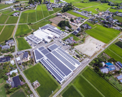 FIT開始前から積極的にCO2削減に取り組むユーエスアイ。 太陽光発電設備は、日本品質保証機構の設備認定も取得している。