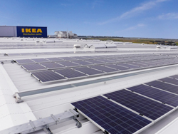 IKEA弥富物流センター　 ■発電容量550kW  ■パネル総数2048枚　 ■パワコン：500 kW×1台 電気の使用量を考慮し、設置可能なスペースを約1/4に設置