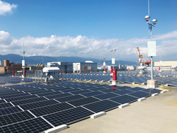 IKEA神戸　 ■発電容量380kW  ■パネル総数1080枚　 ■パワコン：50 kW×6台　　 店舗屋上の駐車場に太陽光発電設備を施工