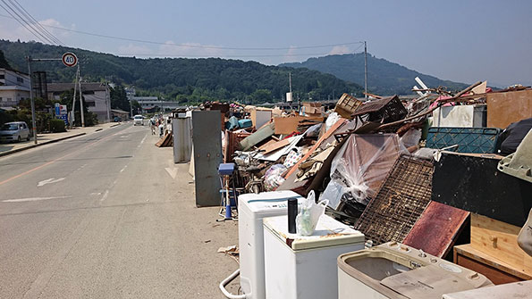 平成30年7月豪雨発生時の災害廃棄物の様子
出典：災害廃棄物対策フォトチャンネル
（http://kouikishori.env.go.jp/photo_channel/h30_suigai/detail/?id=SG-16-02-016&amp;rtp=search&amp;p=3）