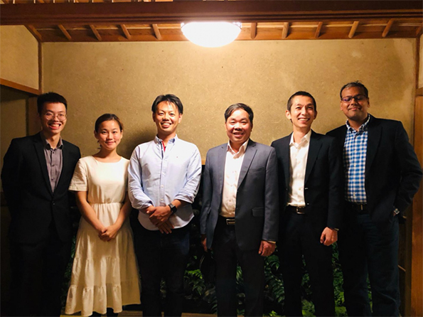 自然電力代表取締役磯野謙氏（左から3番目）とHalcom Vietnam社長グエン・クアン・ファン氏（左から4番目）