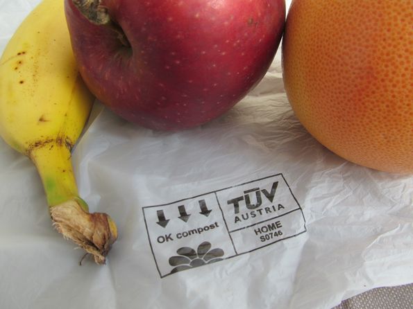 TÜV AustriaのOK compost HOME認証を受けた野菜・果物の量り売り袋©Michiko KURITA