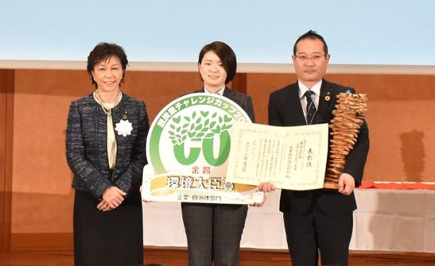 （写真左から）佐藤ゆかり環境副大臣、大東建託担当者