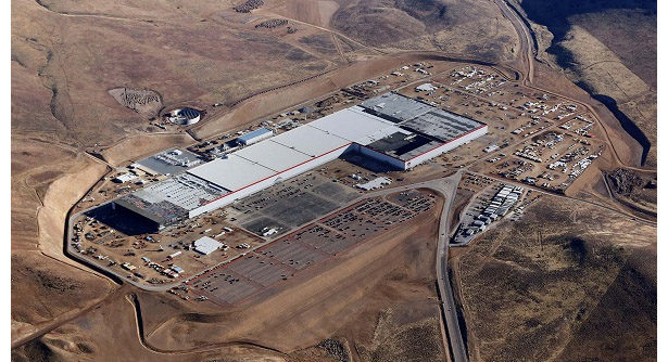 写真は米ネバダ州にある大規模電池工場「ギガファクトリー」