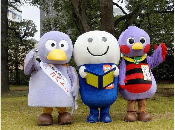 （左から）埼玉県マスコット「コバトン」、ブックオフ公式キャラクター「よむよむ君」、埼玉県マスコット「さいたまっち」（出所：ブックオフグループホールディングス）