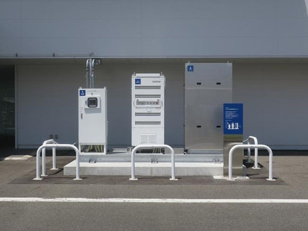 今回設置した燃料電池システム（左からシステム監視盤、燃料電池、給湯ユニット）（出所：ブラザー工業）