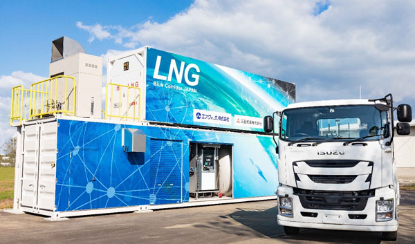 小型LNG充填設備と大型LNGトラック（出所：三菱商事）