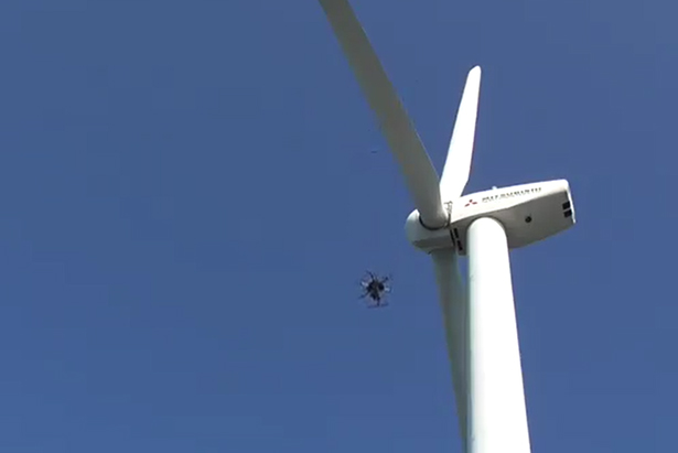 風力発電機の周りを自律飛行で撮影するドローンの様子（出所：ACSL）