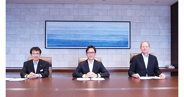 （左から）東京ガス 再生可能エネルギー事業部長 馬場 敏氏、自然電力 代表取締役 長谷川 雅也氏、Northland Power 開発事業担当副社長 David Povall氏（出所：東京ガス）