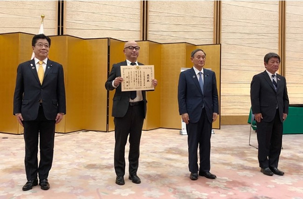 （写真左から）加藤官房長官、みんな電力 代表取締役 大石氏、菅内閣総理大臣、茂木外務大臣。21日に開催された表彰式のようす（出所：みんな電力）