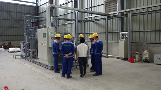 ベトナム・トゥアンタイン社廃棄物処理場に導入した専焼炉、試運転時のトレーニングの様子（出所：丸紅）