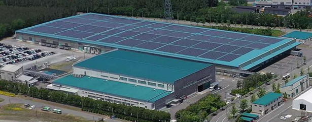 酒田工場の生産棟に設置された太陽光発電設備（出所：花王）
