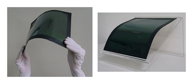 「1ステップメニスカス塗布法」を用いて作製した大面積フィルム型ペロブスカイト太陽電池モジュール（出所：東芝）