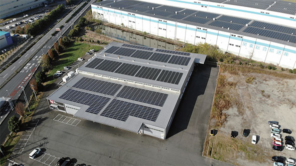 屋根に太陽光パネルを設置した川島工場。発電規模は354kW（290Wx540枚 及び305Wx648枚）