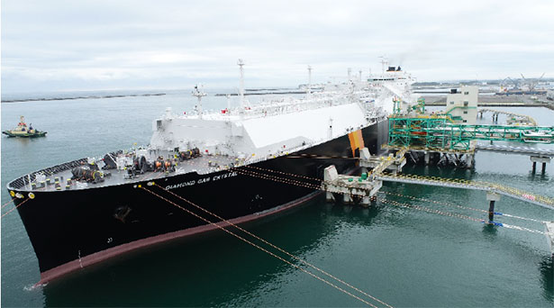 相馬港へ入港した同社LNG船（出所：石油資源開発）