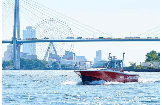 大阪湾を試験航行する水素燃料電池試験艇（出所：ヤンマーパワーテクノロジー）