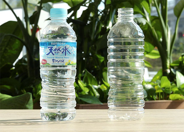 （左）現在の植物由来原料を30％使用した「サントリー天然水」（右）今回完成した植物由来原料100％使用ペットボトル（出所：サントリーHD）