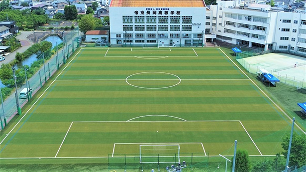 人工芝充填材を採用した帝京長岡高等学校サッカーグラウンド（出所：伊藤園）