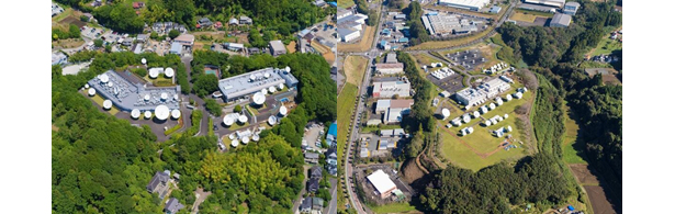 （左）主局：横浜衛星管制センター／（右）副局：茨城ネットワーク管制センター（出所：スカパーJSATホールディングス）