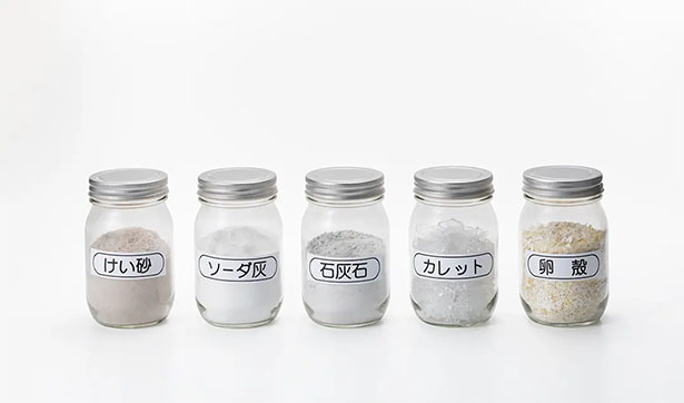 4つの主原料（けい砂・ソーダ灰・石灰石・カレット）と卵殻（出所：石塚硝子）