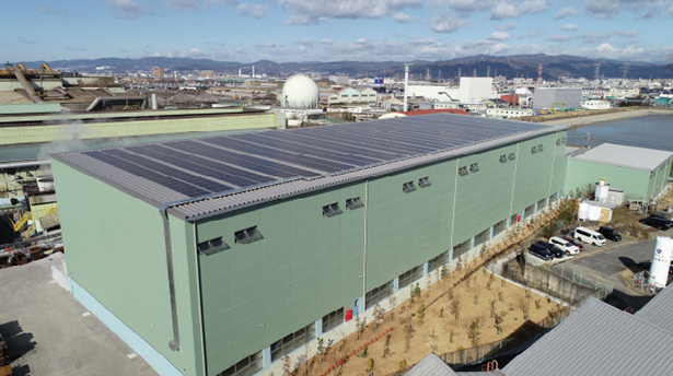 太陽光パネルの設置が完了した枚方事業所の製品倉庫（出所：共英製鋼）
