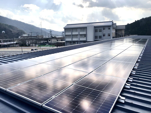 実証実験では、1月に能勢町庁舎に導入したPPAモデルによる自家消費型太陽光発電と蓄電池を活用する（出所：能勢・豊能まちづくり）