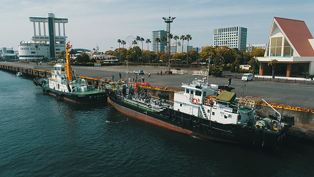 バイオ燃料の供給を受けるタグボート「たはら丸」（左）と 供給を行う燃料供給船（出所：豊田通商）