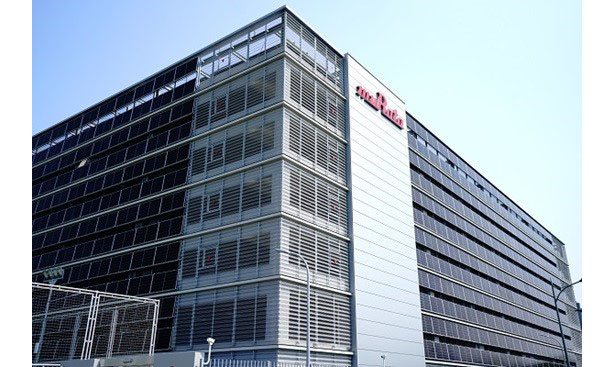 村田製作所、壁面にも太陽光発電を設置した立体型駐車場を竣工　中国子会社で
