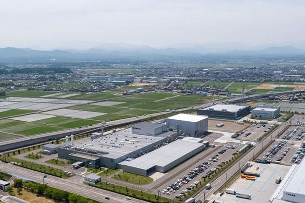 石川県の生産拠点（手前：日本ガイシ石川工場、奥：NGKセラミックデバイス石川工場）（出所：日本ガイシ）